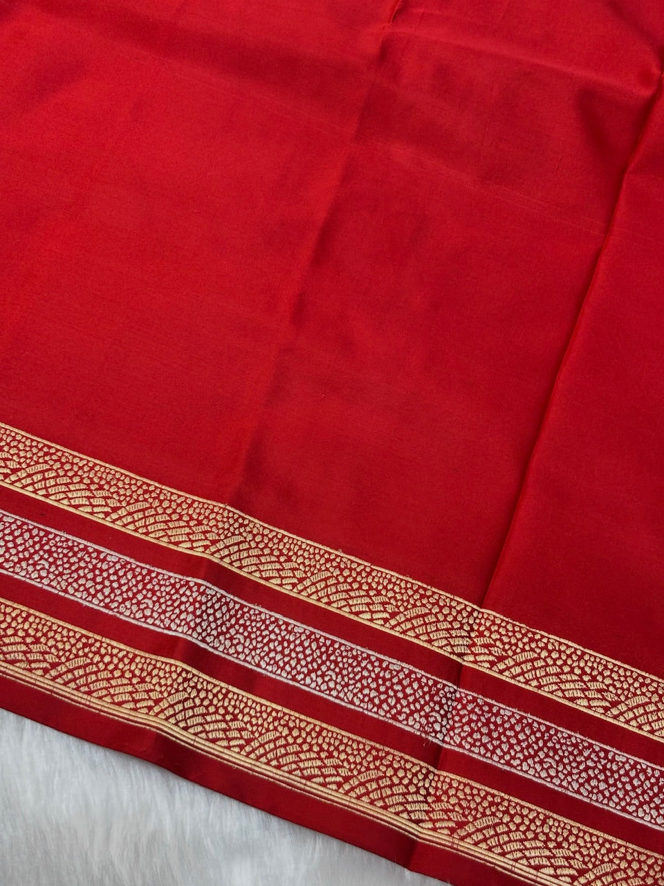 Red Pure Tanchoi Silk Buti Handwoven Banarasi Saree