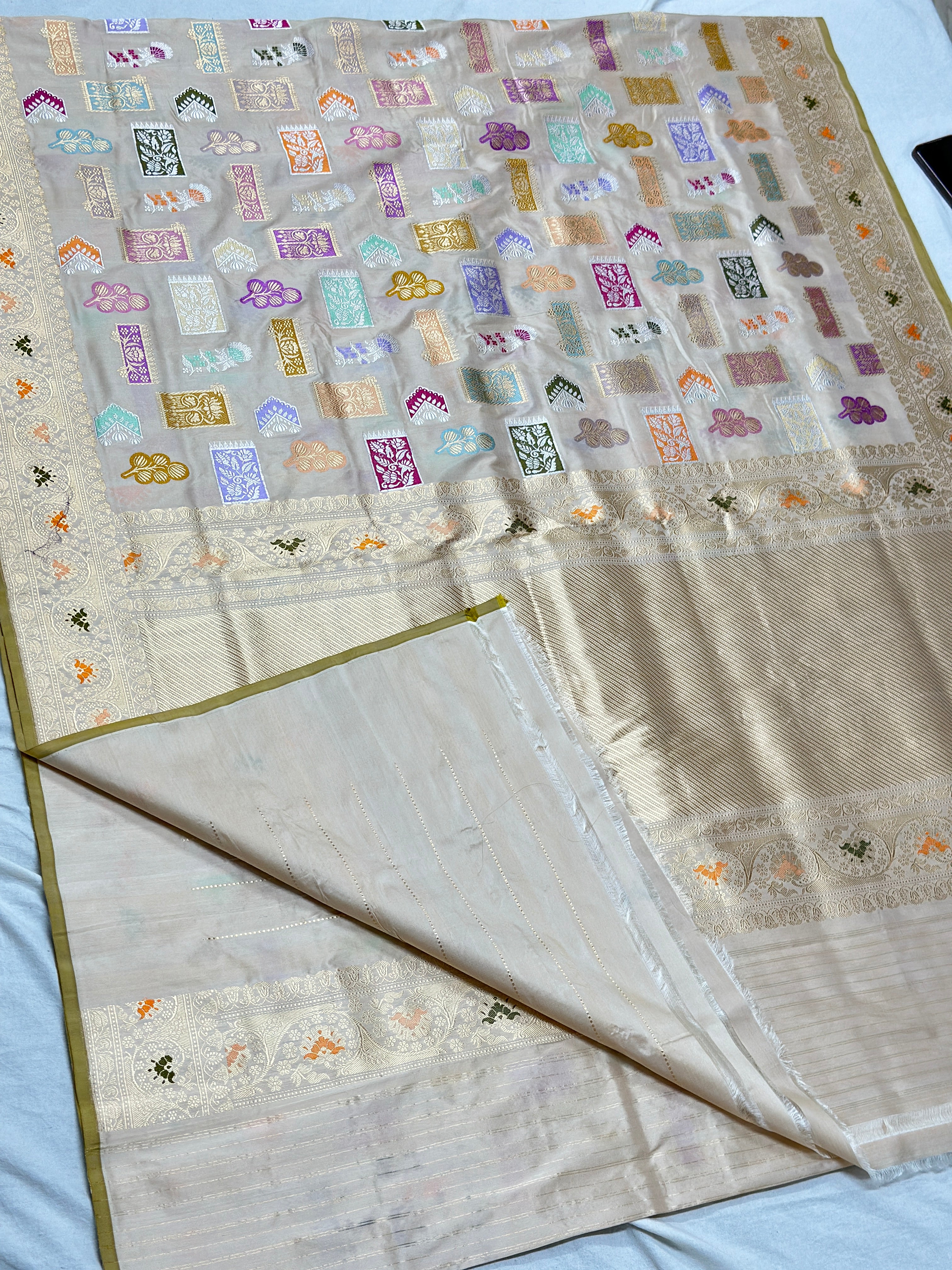 Ivory Handwoven Pure Banarasi Silk Saree