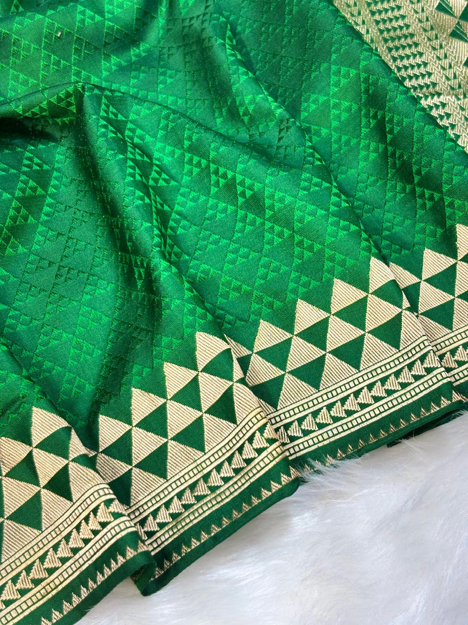 Green Pure Tanchoi Silk Buti Handwoven Banarasi Saree