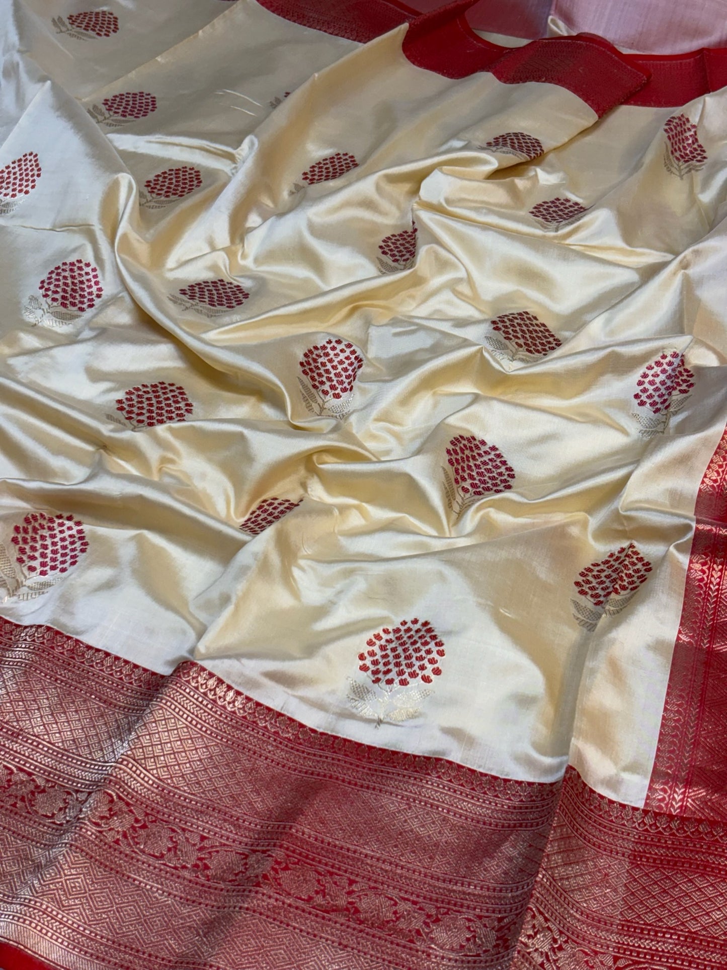 Pure Katan Silk Handwoven Banarasi Saree – Ivory Base with Rich Red Zari Border