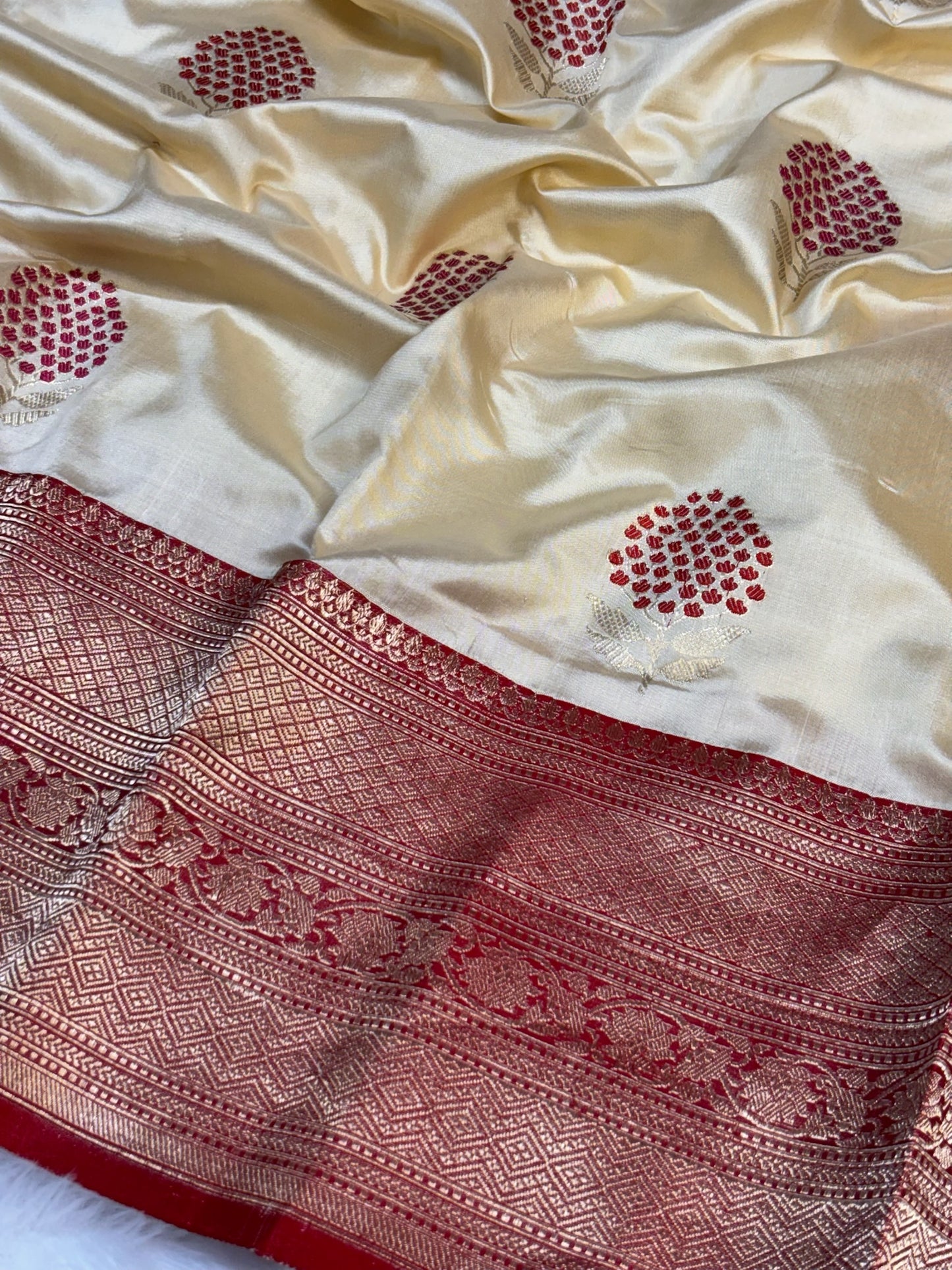 Pure Katan Silk Handwoven Banarasi Saree – Ivory Base with Rich Red Zari Border